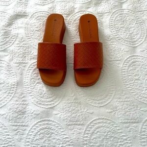 Gloria Vanderbilt: New Brown Leather Upper Wide Band, Sandals. Size 9